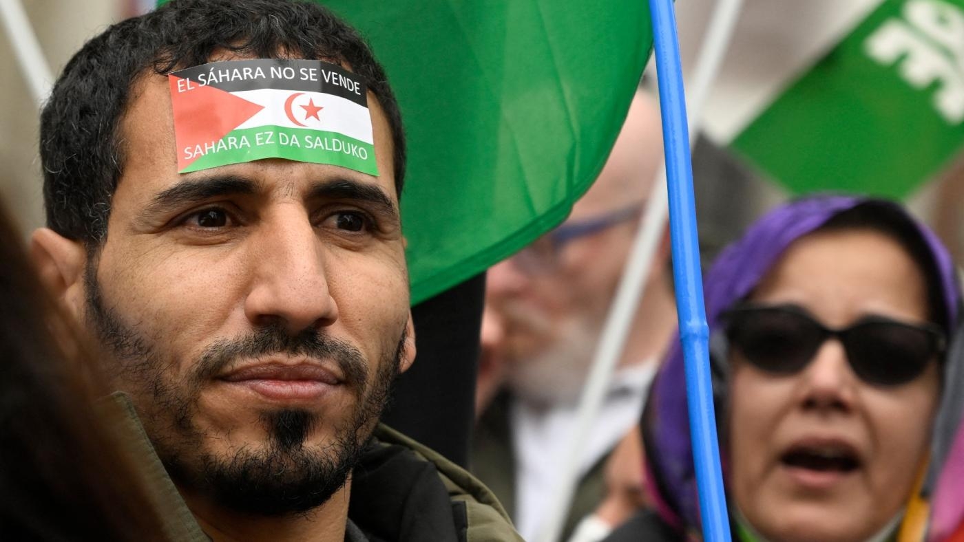 Un manifestant porte sur le front un autocollant indiquant « Le Sahara n’est pas à vendre » lors d’une manifestation contre le soutien du gouvernement espagnol au plan d’autonomie du Maroc pour le Sahara occidental, le 26 mars 2022 à Madrid (AFP)