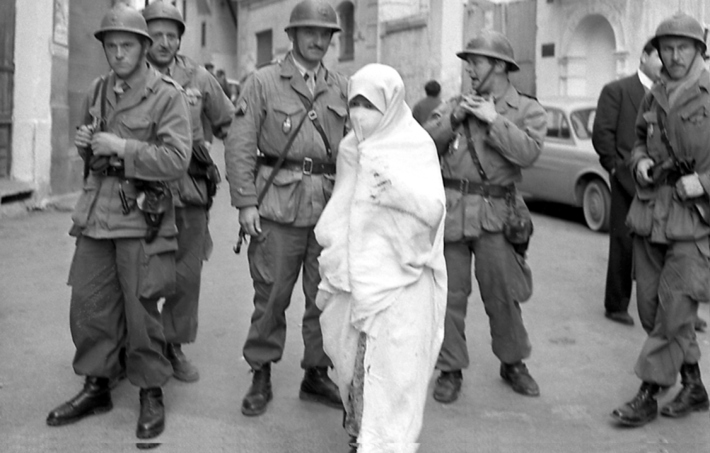 Зверства Франции в Алжире 1954-1962. Французские солдаты убивают алжирцев.