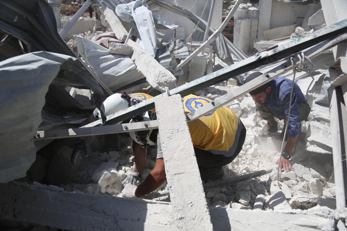 Members of the Syria Civil Defence looking for victims under the rubble of a house in the western countryside of Idlib on 8 September 2022 (MEE)
