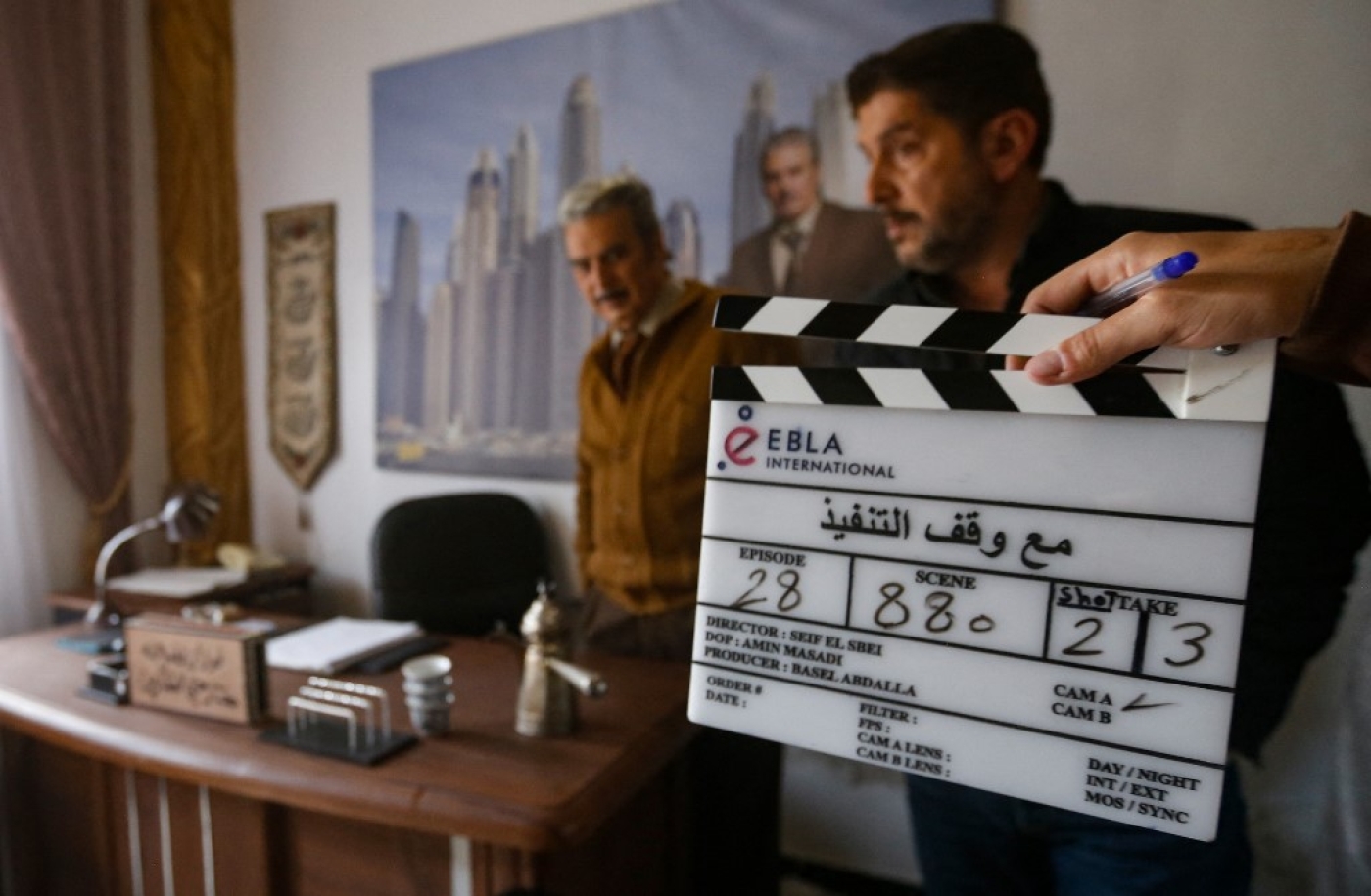 Sur le tournage de la série syrienne Sursis (Maa qaid al-tanfdh) à Ashrafieh al-Wadi, dans la banlieue de Damas, le 29 mars 2022 (AFP/Louai Beshara)