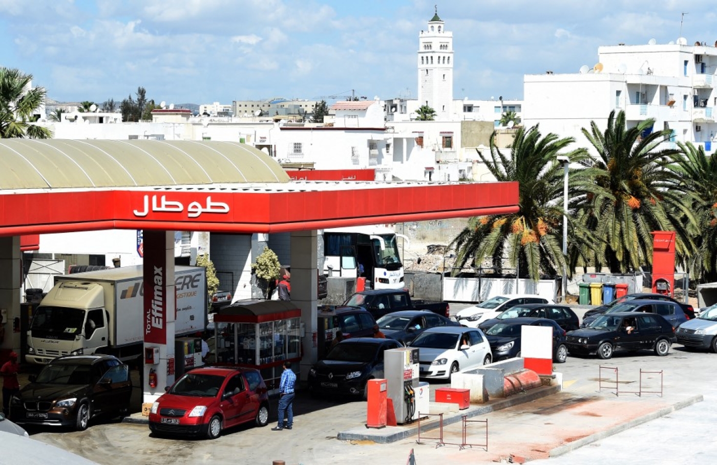 Depuis début 2022, les autorités tunisiennes ont augmenté à deux reprises le prix des carburants (AFP/Fethi Belaid)