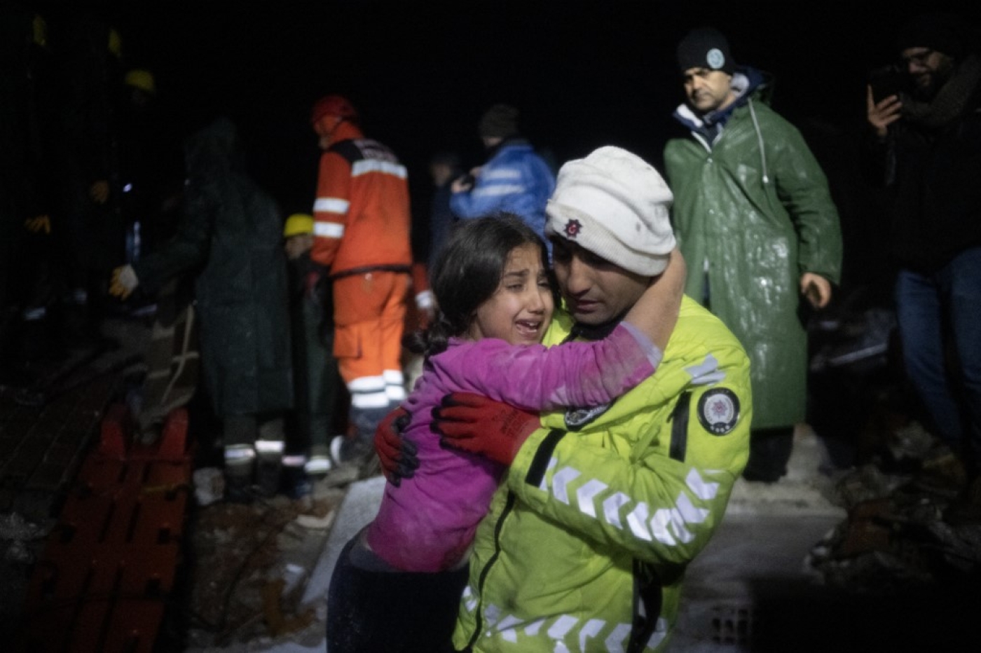 Un officier de police embrasse sa fille après l’avoir sauvée des décombres à Hatay, dans le sud de la Turquie, le 6 février 2023 (AFP/Bulent Kilic)