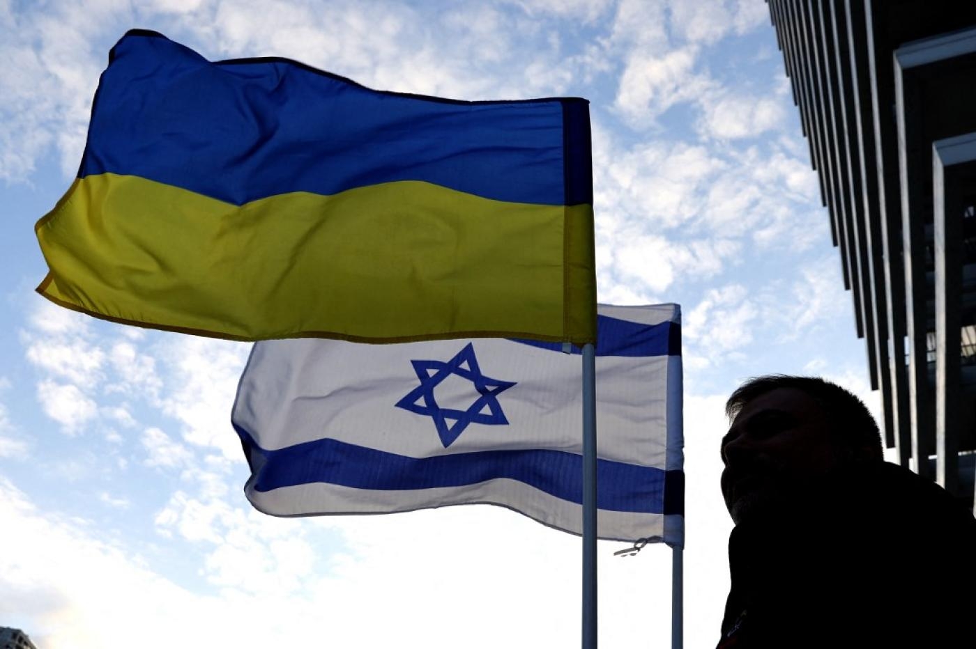 Les drapeaux de l’Ukraine et d’Israël flottent à Tel Aviv, le 26 février 2022 (AFP)
