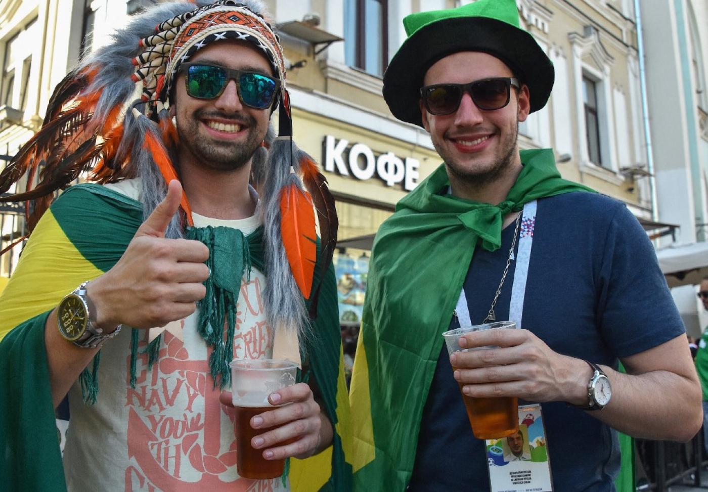 Des fans de foot se détendent et boivent de la bière dans le centre de Moscou lors de la Coupe du monde 2018 en Russie (photo d’archives/AFP)