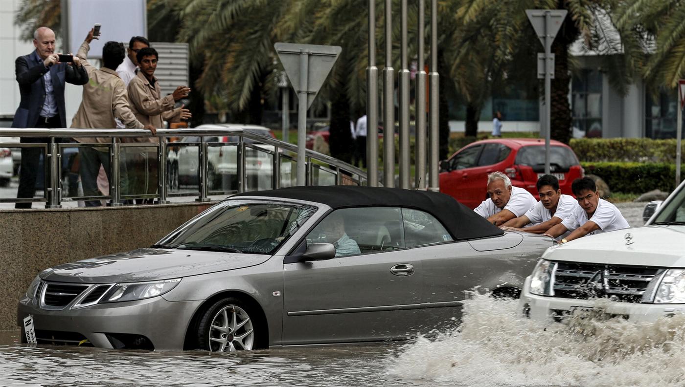 Дубай затопило. Дождь в Эмиратах. Араб эмират наводнения. Flooding in the UAE.