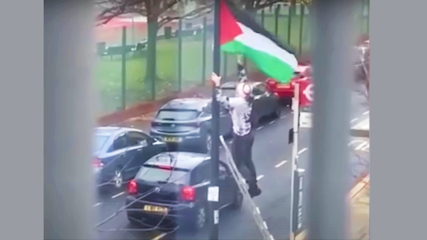london palestine gaza flag lamppost tower hamlets x %40crimeldn