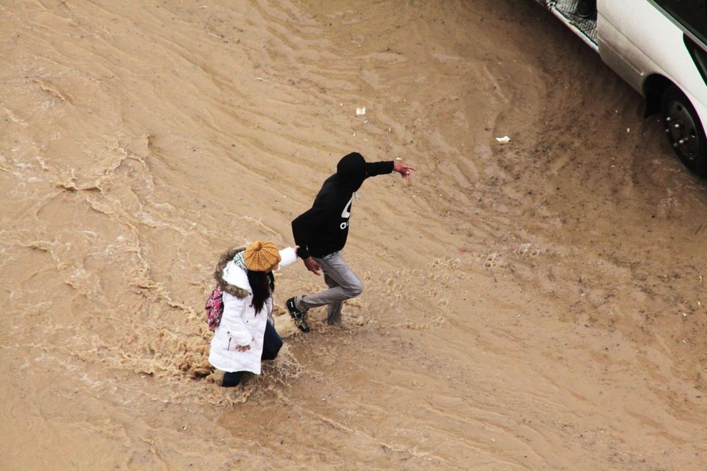 VIDEO: Scramble to save family trapped by flooding Amman | Middle East Eye édition