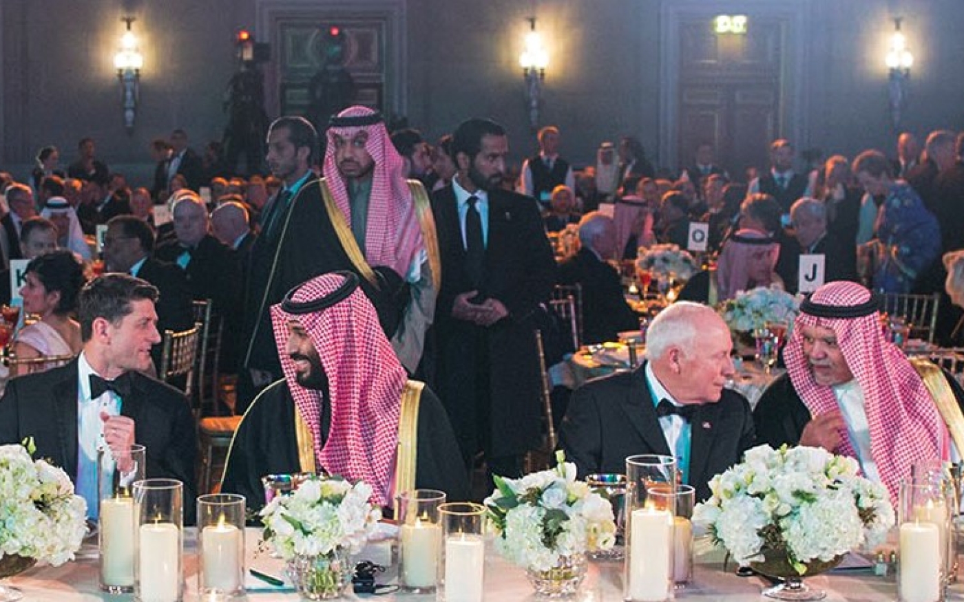 Le prince héritier saoudien Mohammed ben Salmane dîne avec le président de la chambre américaine Paul Ryan ainsi qu’avec l’ancien ambassadeur Bandar ben Sultan en mars 2018 (AFP)