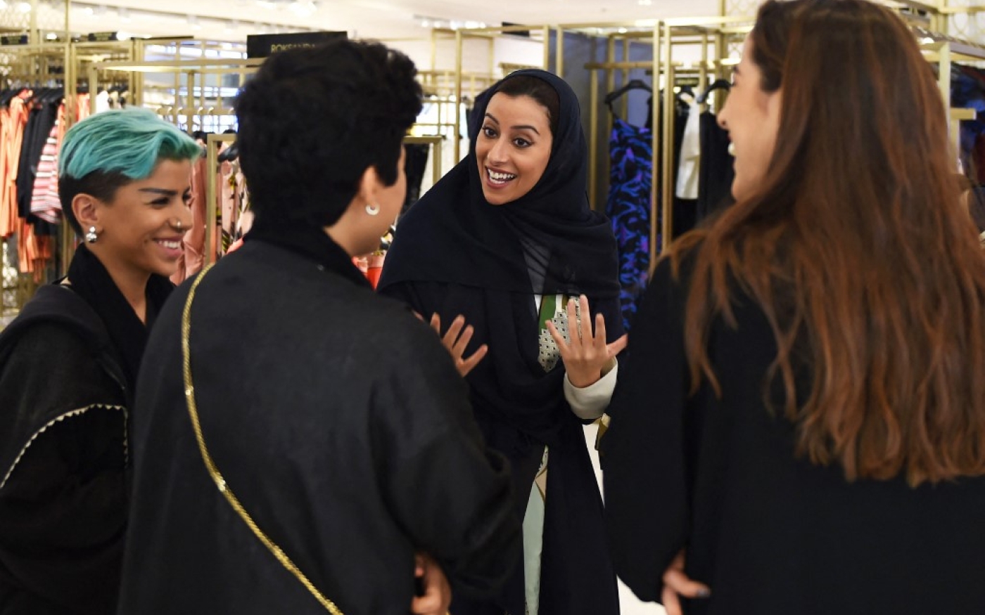 La présidente du Conseil arabe de la mode en Arabie saoudite, la princesse Noura bint Faisal al-Saoud (au centre), s’entretient avec son équipe alors qu’elle visite le centre commercial al-Faisaliyah, dans la capitale saoudienne Riyad (AFP)