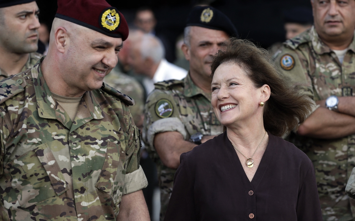 Elizabeth Richards, ambassadrice américaine au Liban, s’entretient avec le chef d’état-major de l’armée libanaise, le général Joseph Aoun, en 2018 (AFP)