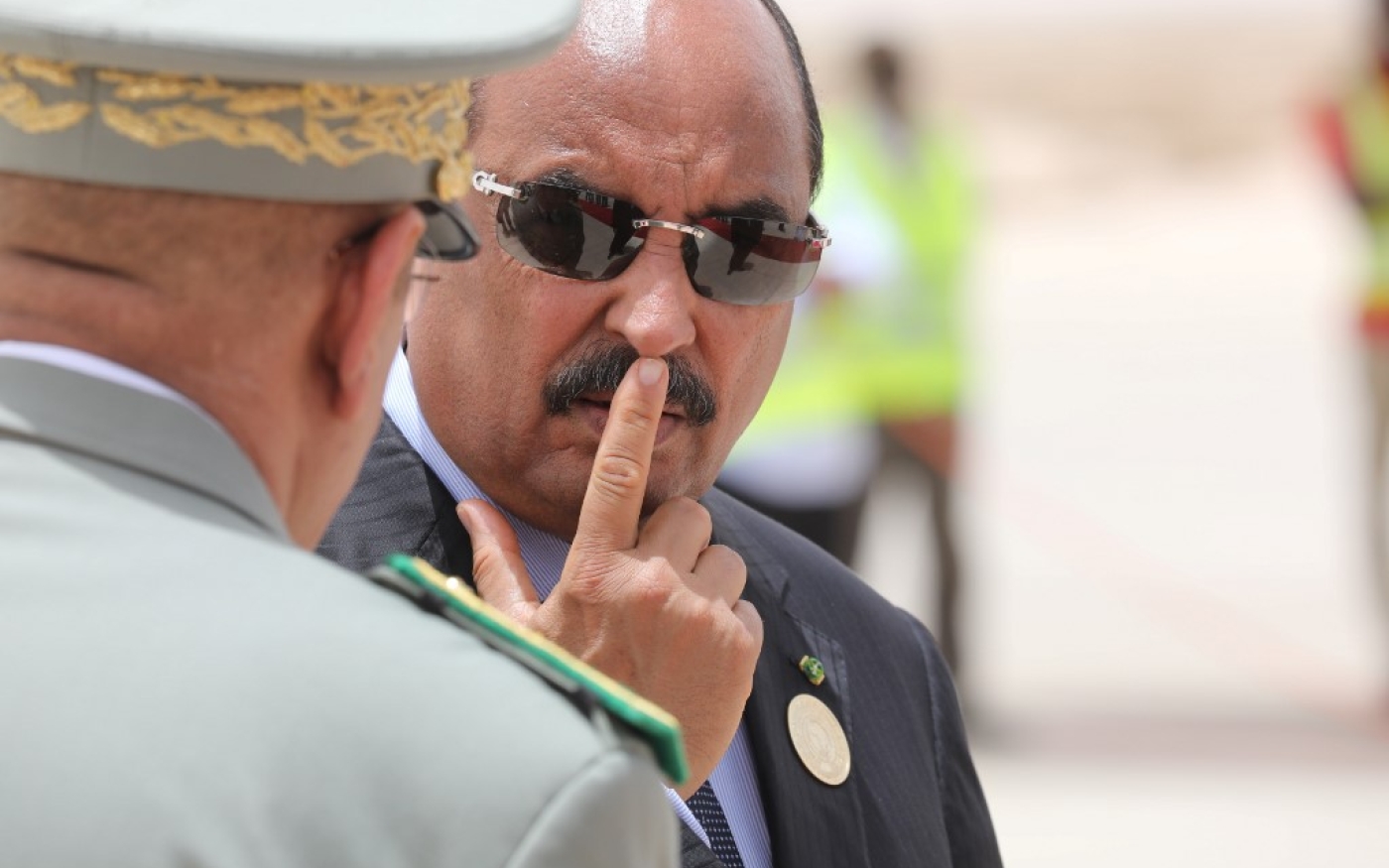 Le président mauritanien Mohamed Ould Abdel Aziz attend l’arrivée du président français, à l’aéroport de Nouakchott, le 2 juillet 2018 (AFP)