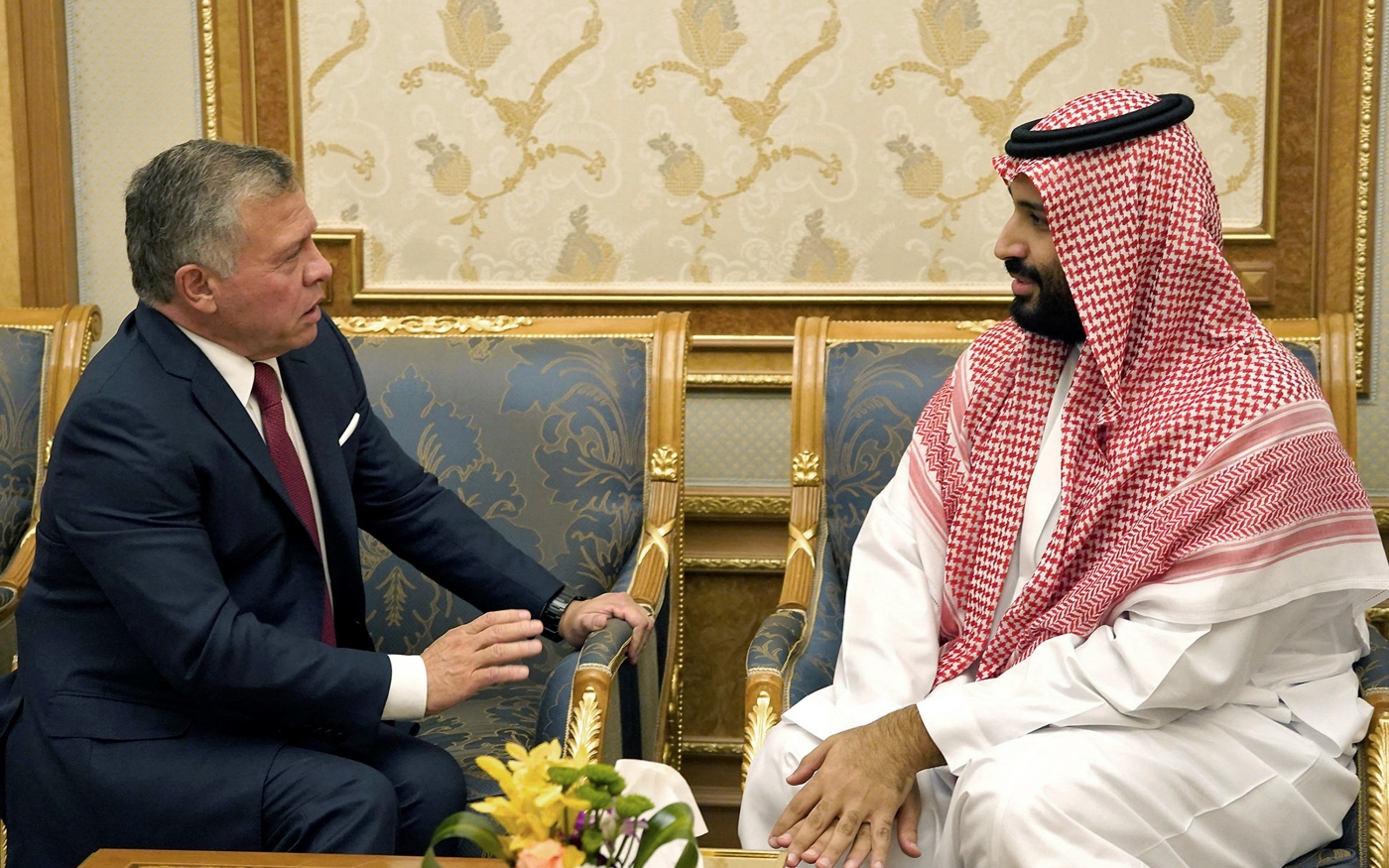 Le roi Abdallah II de Jordanie (à gauche) et le prince héritier saoudien Mohammed ben Salmane (à droite) se rencontrent à Riyad, le 23 octobre 2018 (AFP)