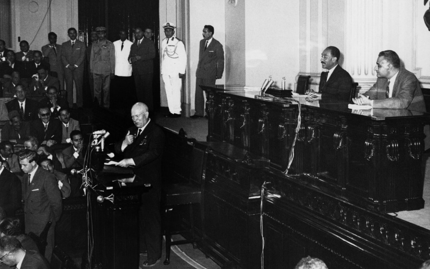 Lors de sa visite en Égypte en 1964, Nikita Khrouchtchev prononce un discours devant l’Assemblée du peuple égyptien, devant Gamal Abdel Nasser et Anouar al-Sadate (AFP)