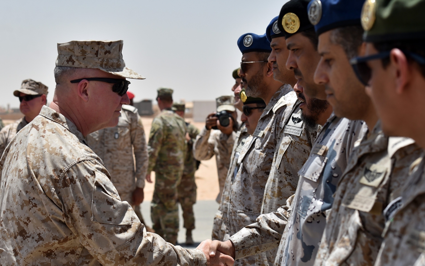 Le général américain Kenneth McKenzie (à gauche), commandant du US Central Command, serre la main d’officiers de l’armée saoudienne, le 18 juillet 2019 (AFP)