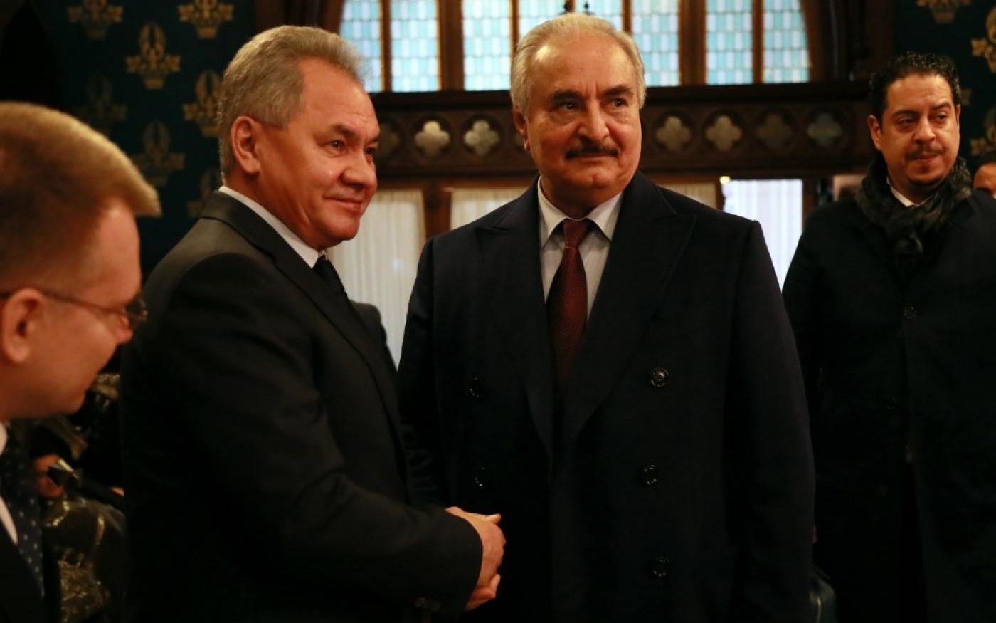 Khalifa Haftar (à droite) serre la main du ministre de la Défense russe Sergueï Choïgou à Moscou en janvier. Haftar a quitté la Russie sans concéder un cessez-le-feu (AFP)