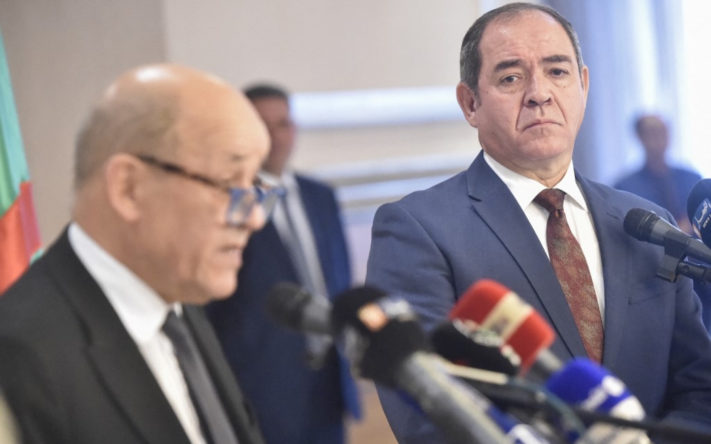 Le ministre algérien des Affaires étrangères Sabri Boukadoum écoute son homologue français, Jean-Yves Le Drian, lors d’une conférence de presse le 21 janvier 2020 (AFP)