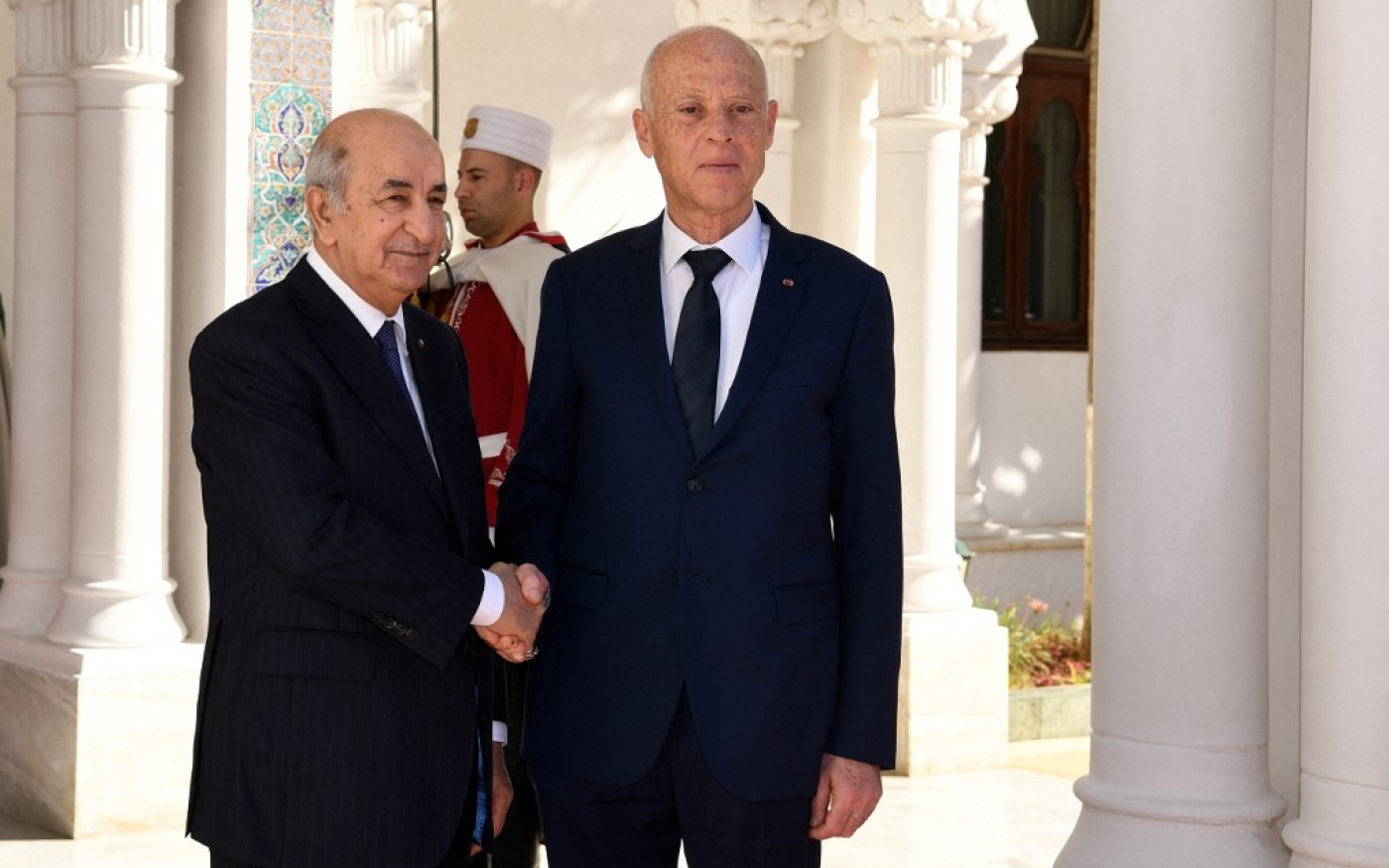 Le président algérien Abdelmadjid Tebboune reçoit son homologue tunisien Kais Saied, le 2 février 2020 à Alger (AFP/Slim Abid)