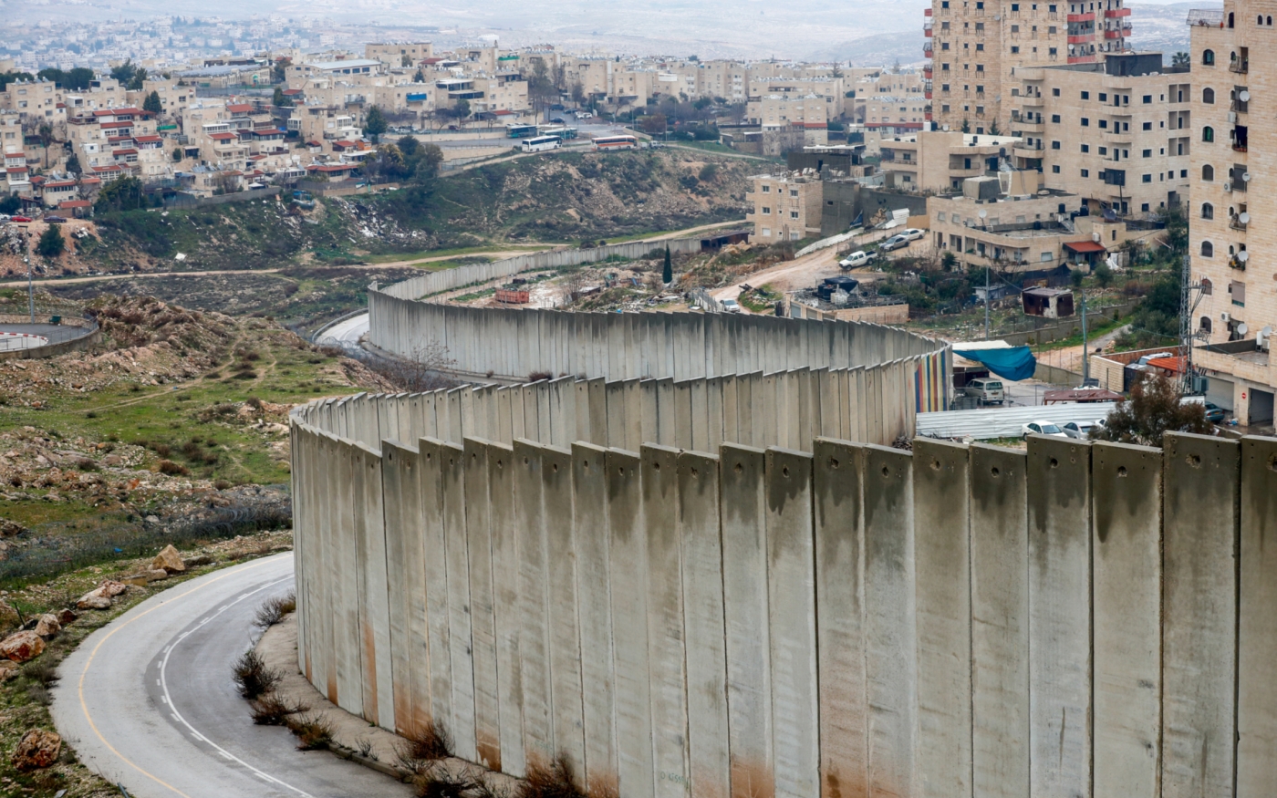 La colonie israélienne de Pisgat Zeev et le camp de réfugiés palestiniens de Shuafat, le 11 février 2020 (AFP)