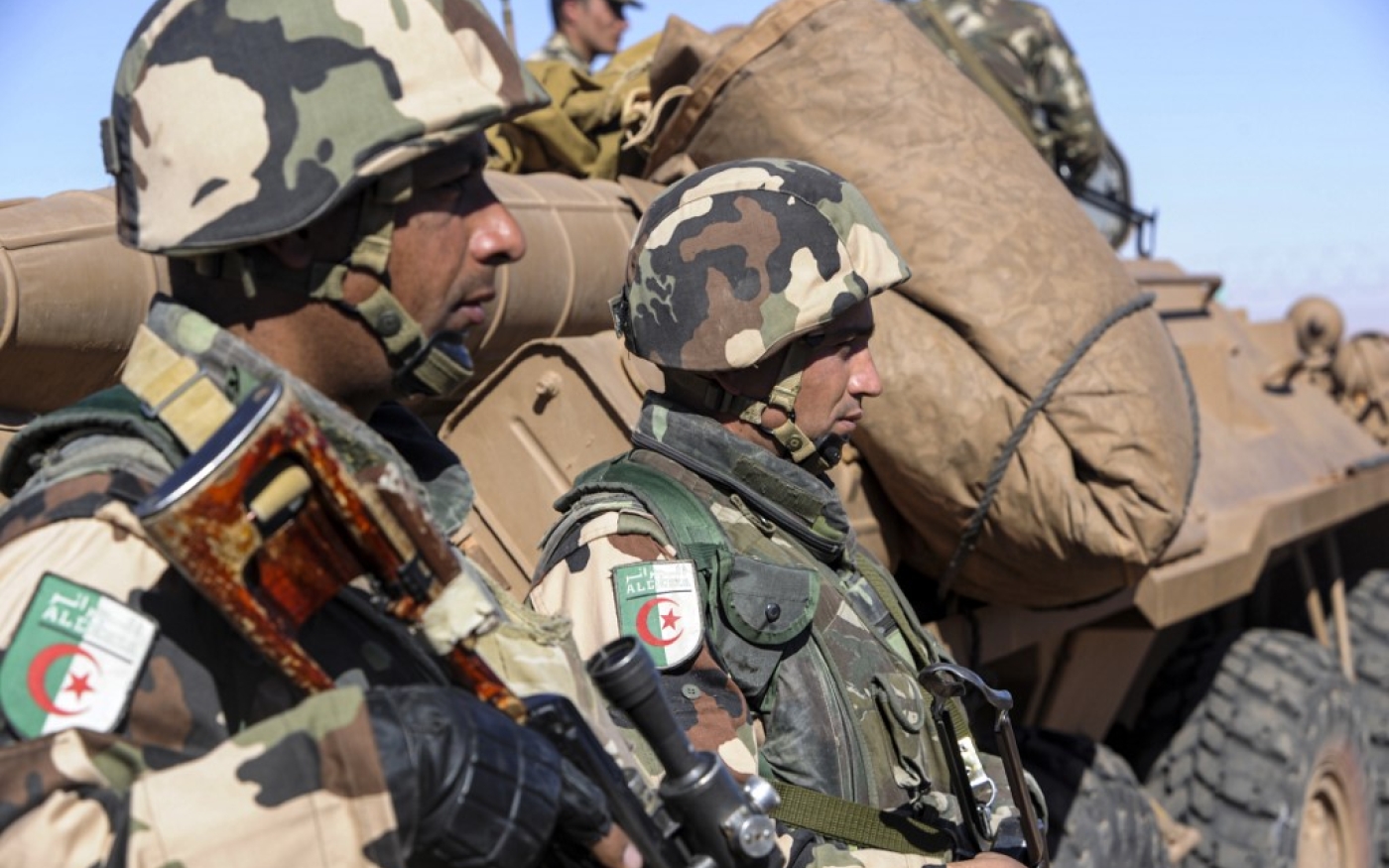 Militaires algériens dans le Sahara, près de la frontière avec la Libye (AFP)