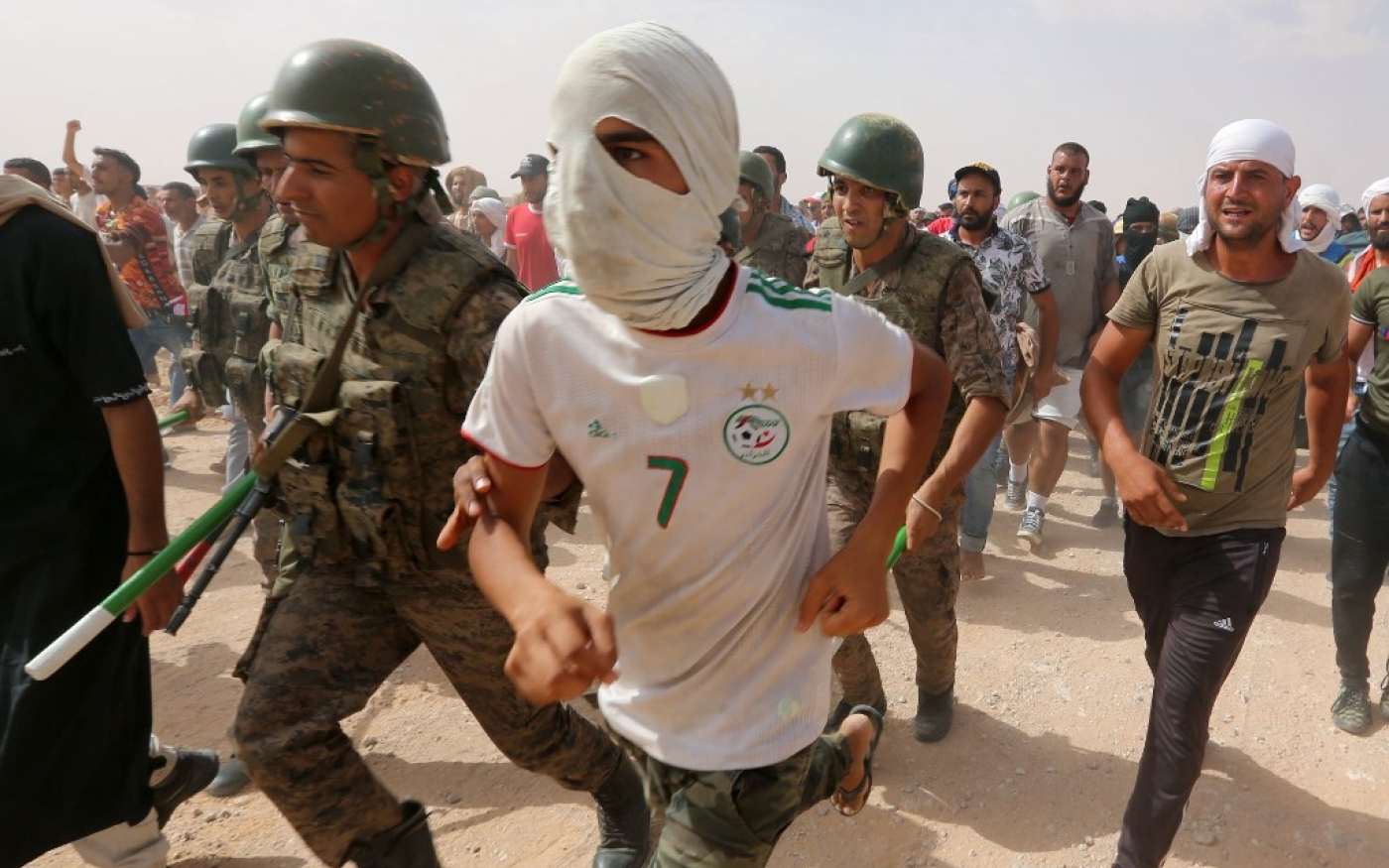 Des manifestants entrent sur un site de production de pétrole malgré les forces militaires à El Kamour, dans le sud du pays, le 16 juillet 2020 (AFP)