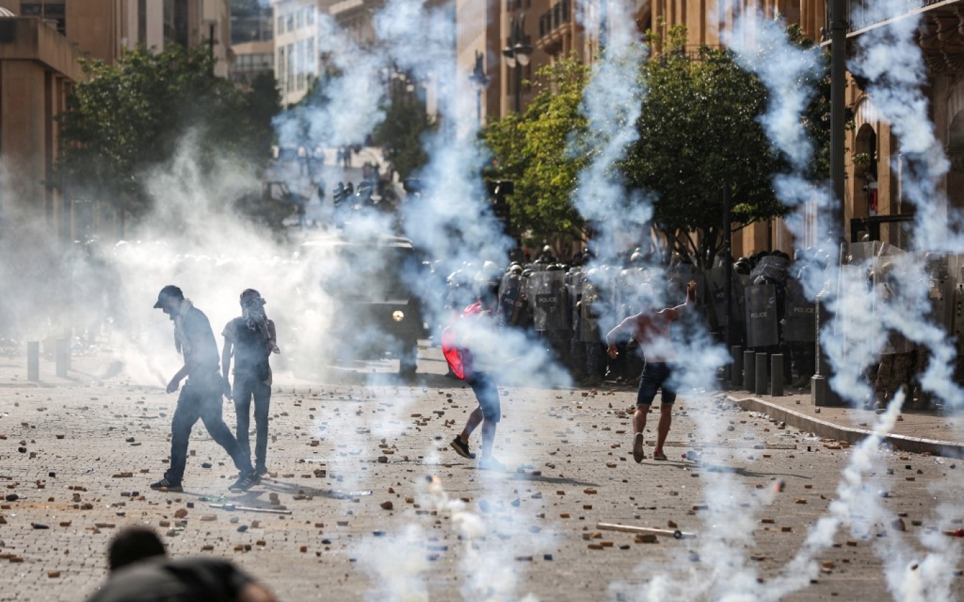  Des manifestants libanais affrontent les forces de sécurité dans le centre-ville de Beyrouth le 8 août 2020 (AFP)