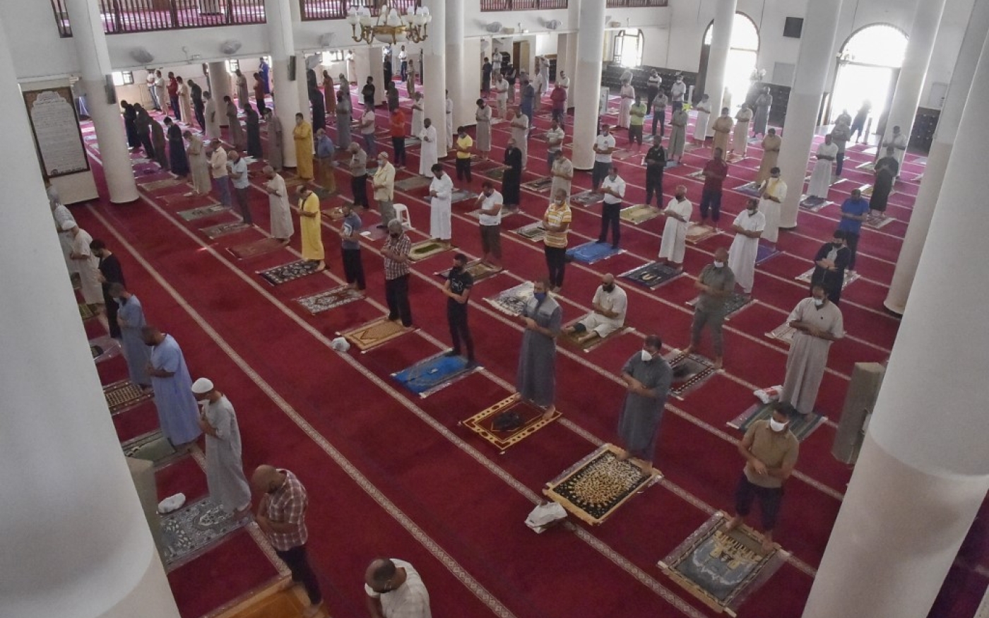 Les fidèles à la mosquée al-Afia à Kouba, Alger, le premier jour de réouverture des mosquées, le 15 août 2020 (AFP)