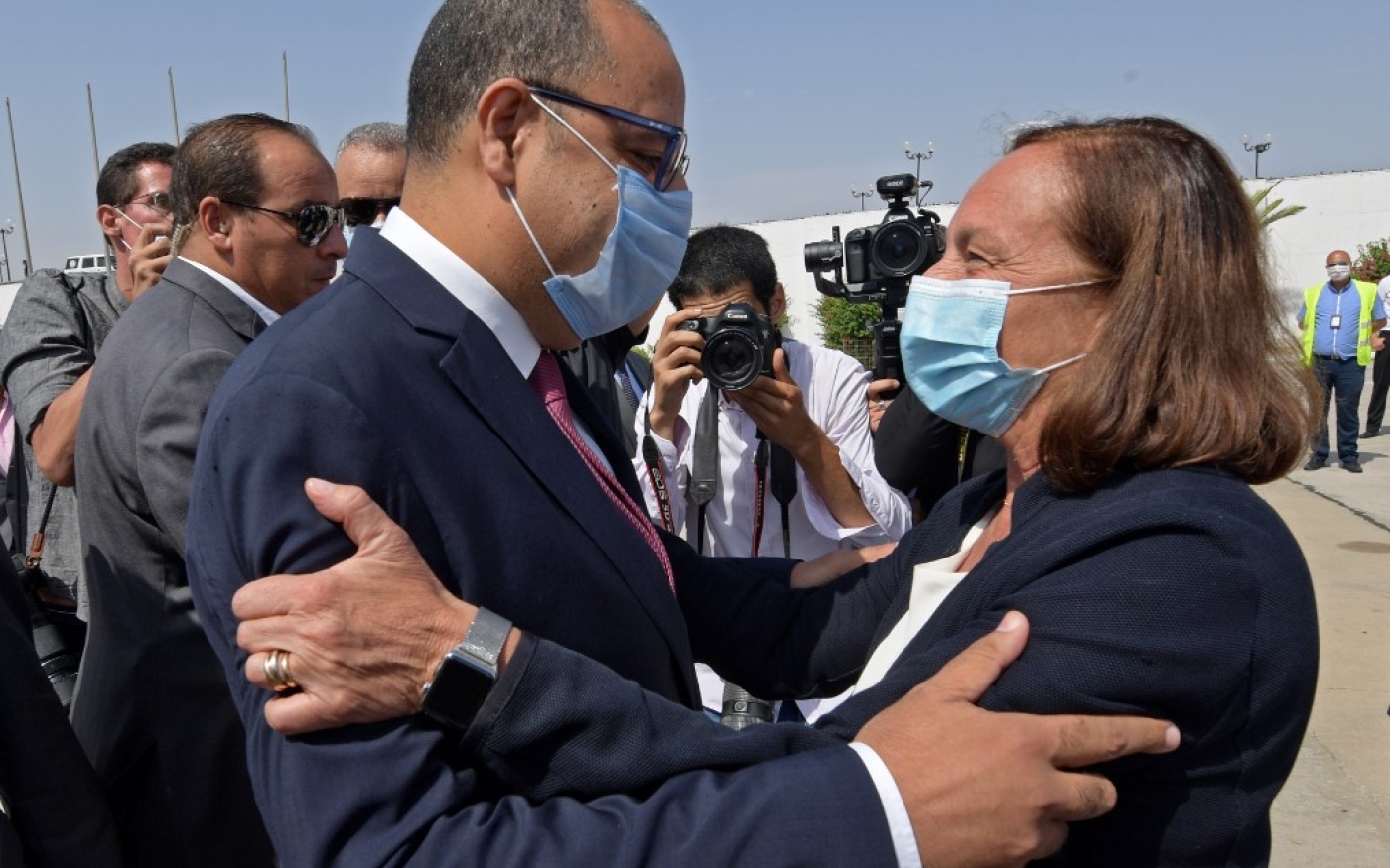 Hichem Mechichi, ministre tunisien de l’Intérieur, accueille son homologue italienne Luciana Lamorgese en visite officielle le 17 août 2020 (AFP)