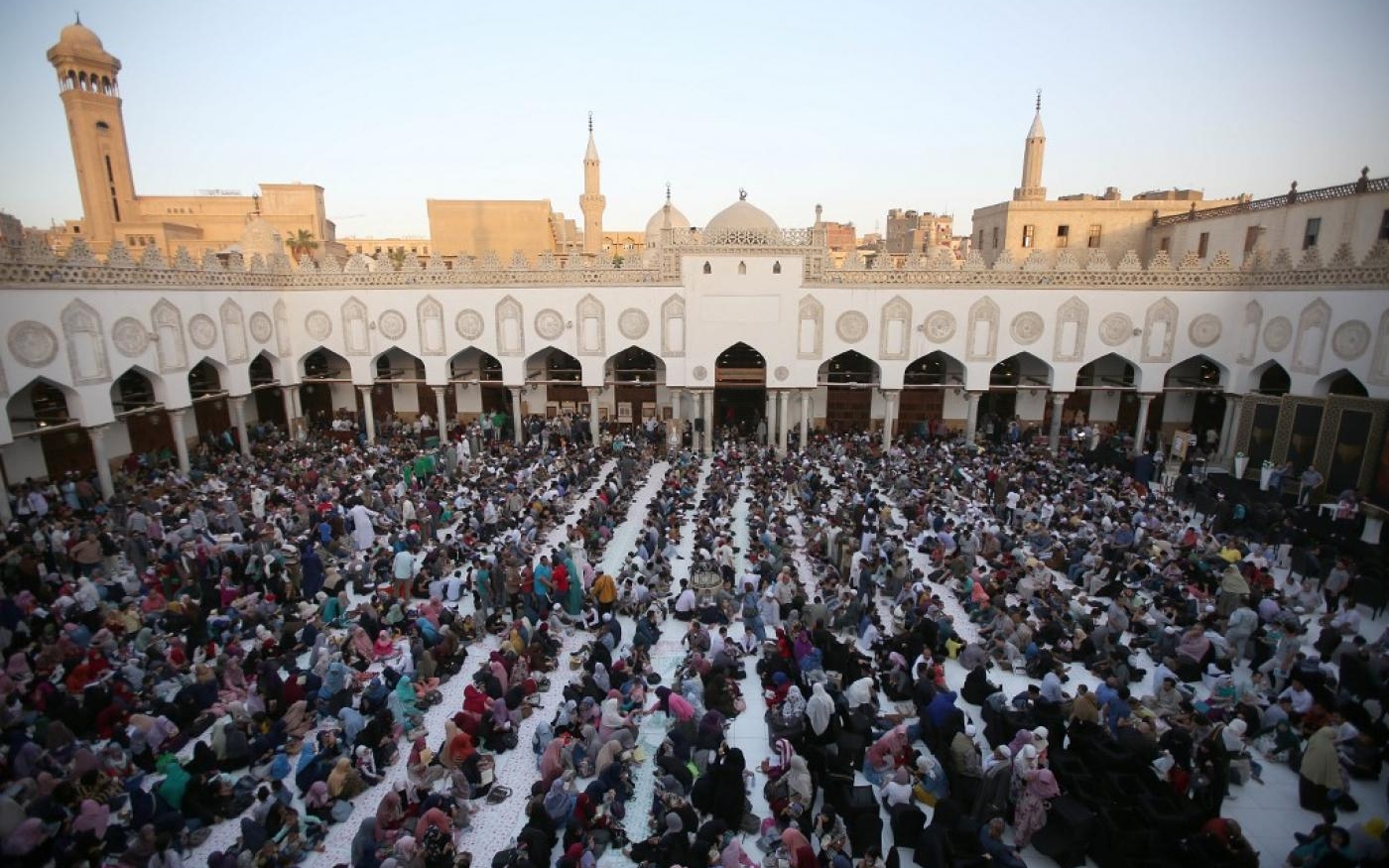 Alors que les mosquées se remplissent pendant le Ramadan, les gens se massent dans les cours (AFP)