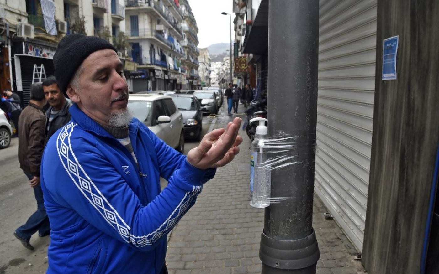 À Bab el-Oued, quartier populaire d’Alger, un flacon de désinfectant a été scotché autour d’un pilier (AFP)