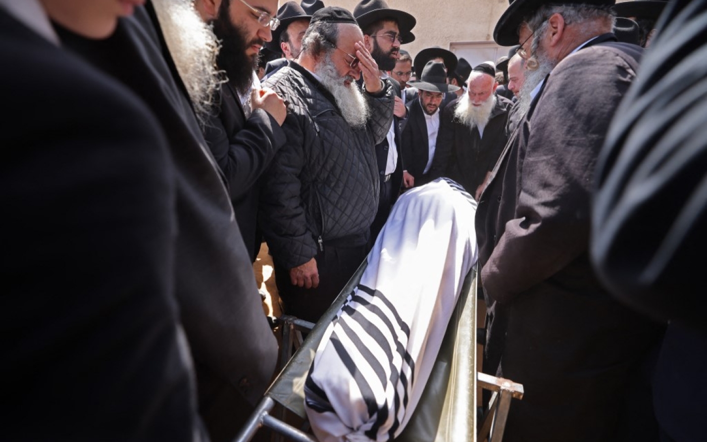 Israéliens en deuil lors des funérailles d’une des victimes de la fusillade du 30 mars 2022 (Menahem Kahana)