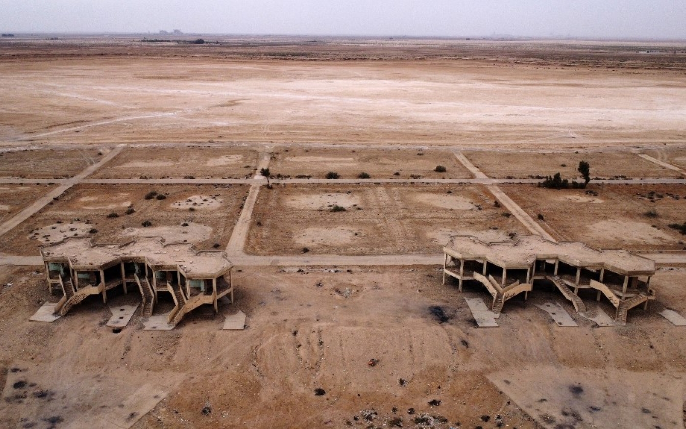 Au bord du lac disparu, les restes d’hôtels et d’installations touristiques désormais à l’abandon (AFP/Asad Niazi)