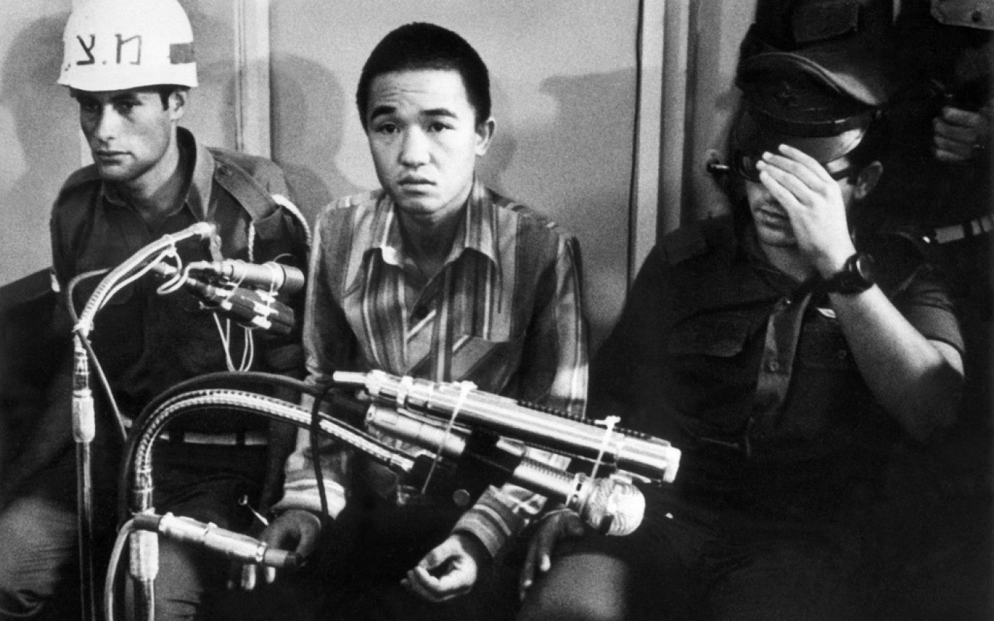 Le 10 juillet 1972, Kozo Okamoto (au centre) était présenté devant un tribunal militaire en Israël (AFP)