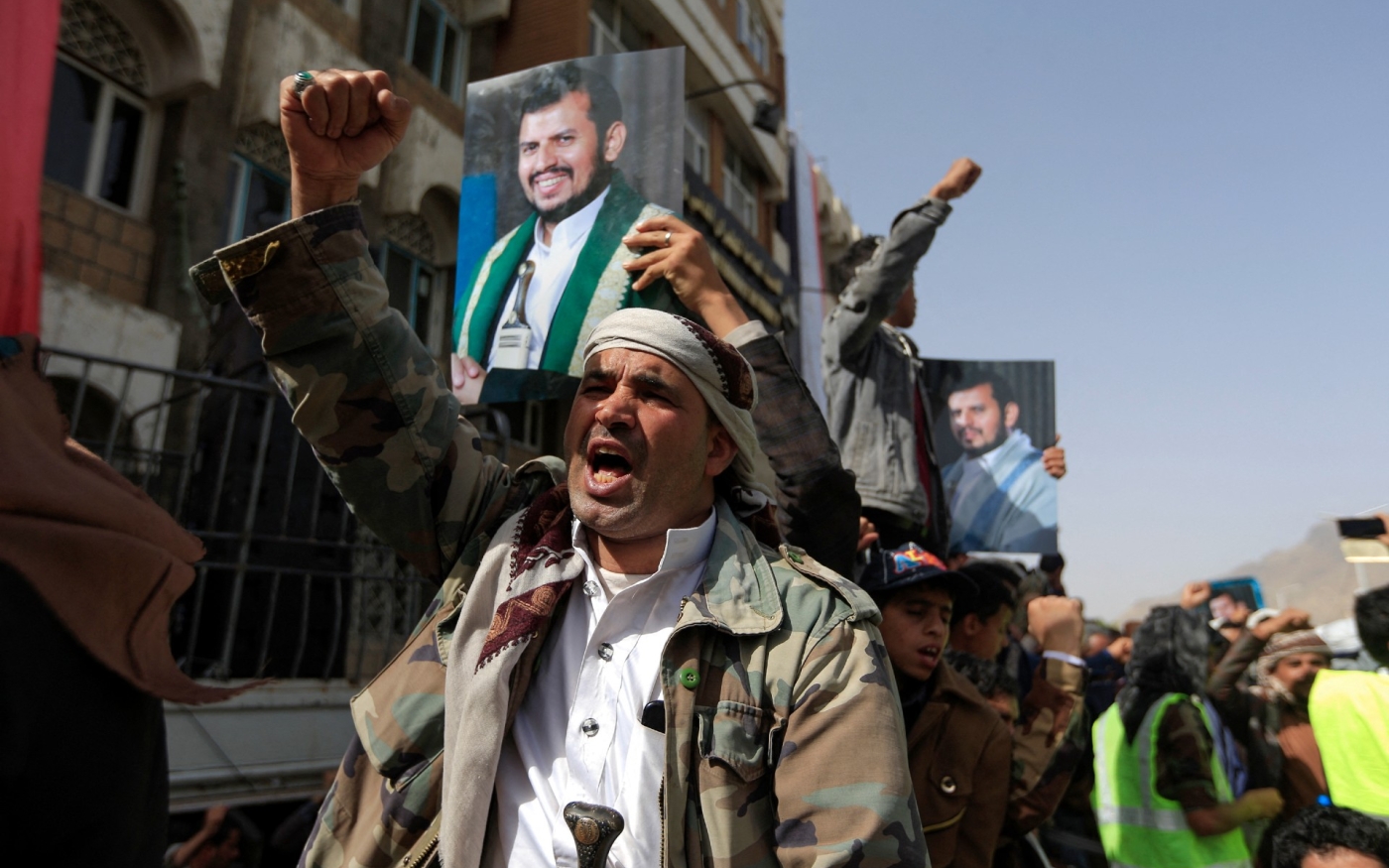 Des partisans des Houthis au Yémen lors d’un rassemblement à Sanaa, le 3 juin, au lendemain d’un accord entre les belligérants renouvelant le cessez-le-feu (AFP)