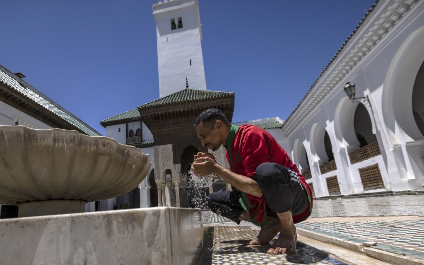 Un homme est photographié à la mosquée Qarawiyyin à Fès (AFP/Fadel Senna)