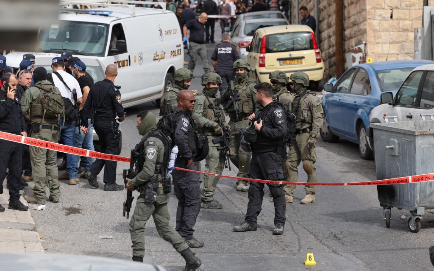 Les forces de sécurité israéliennes et le personnel des services d’urgence se rassemblent dans une zone bouclée du quartier de Silwan à Jérusalem, où un assaillant de 13 ans a blessé deux personnes, le 28 janvier 2023. (AFP/Ahmad Gharabli)