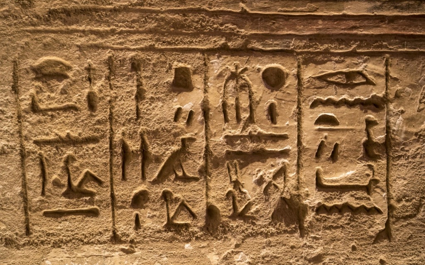  Une photo prise le 4 janvier 2021 montre des hiéroglyphes à l’intérieur du temple de Ramsès II sur le site archéologique d’Abou Simbel, dans le sud de l’Égypte (AFP/Khaled Desouki)
