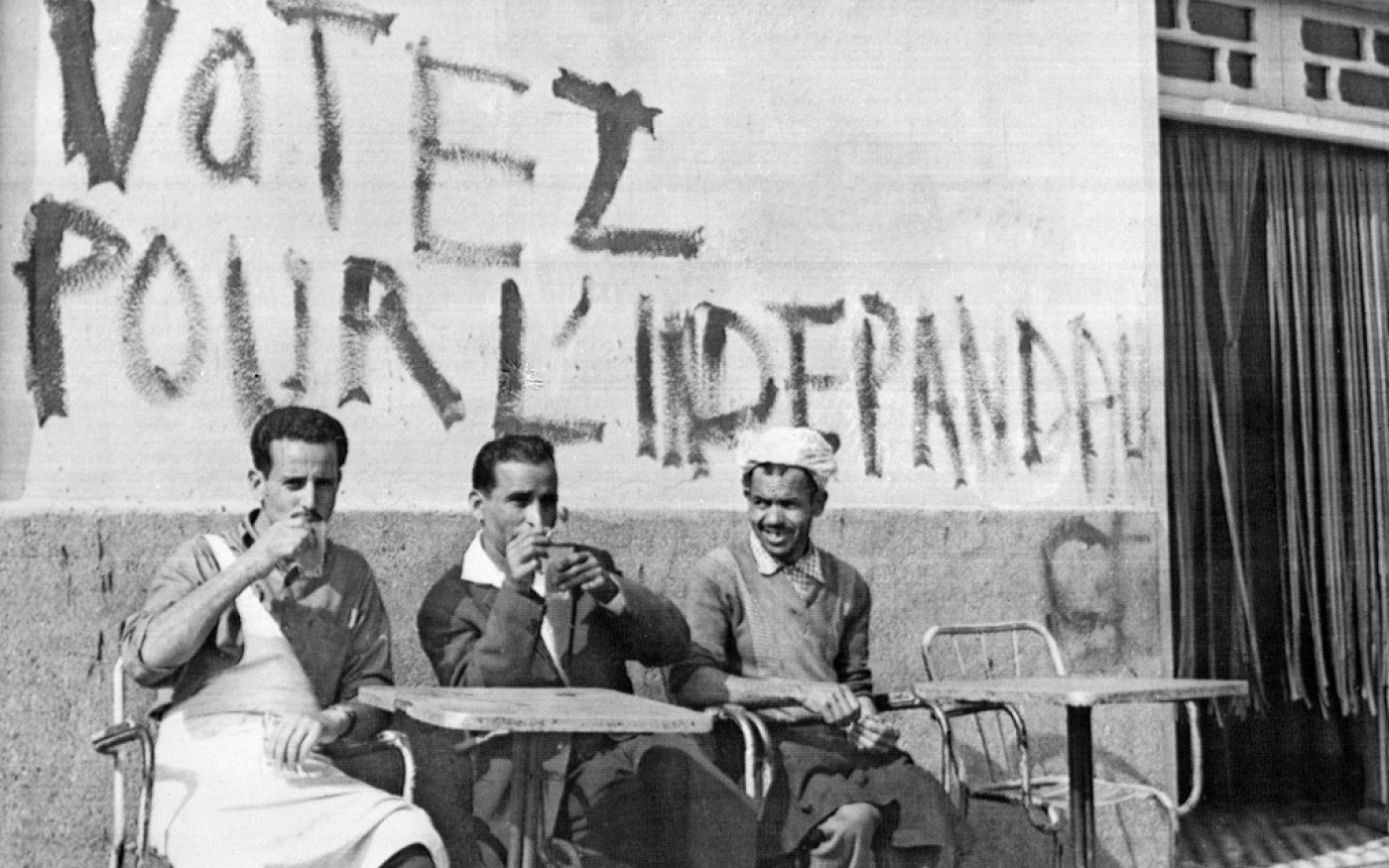 Un café au centre-ville d’Alger, le 17 juin 1962 (AFP)