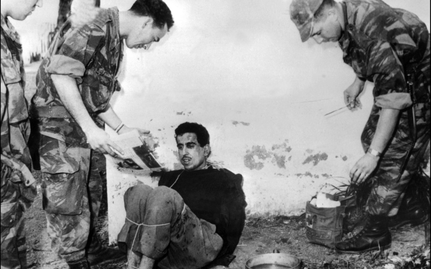 14 mars 1957, des parachutistes de l’armée française interrogent un « suspect » algérien (AFP)