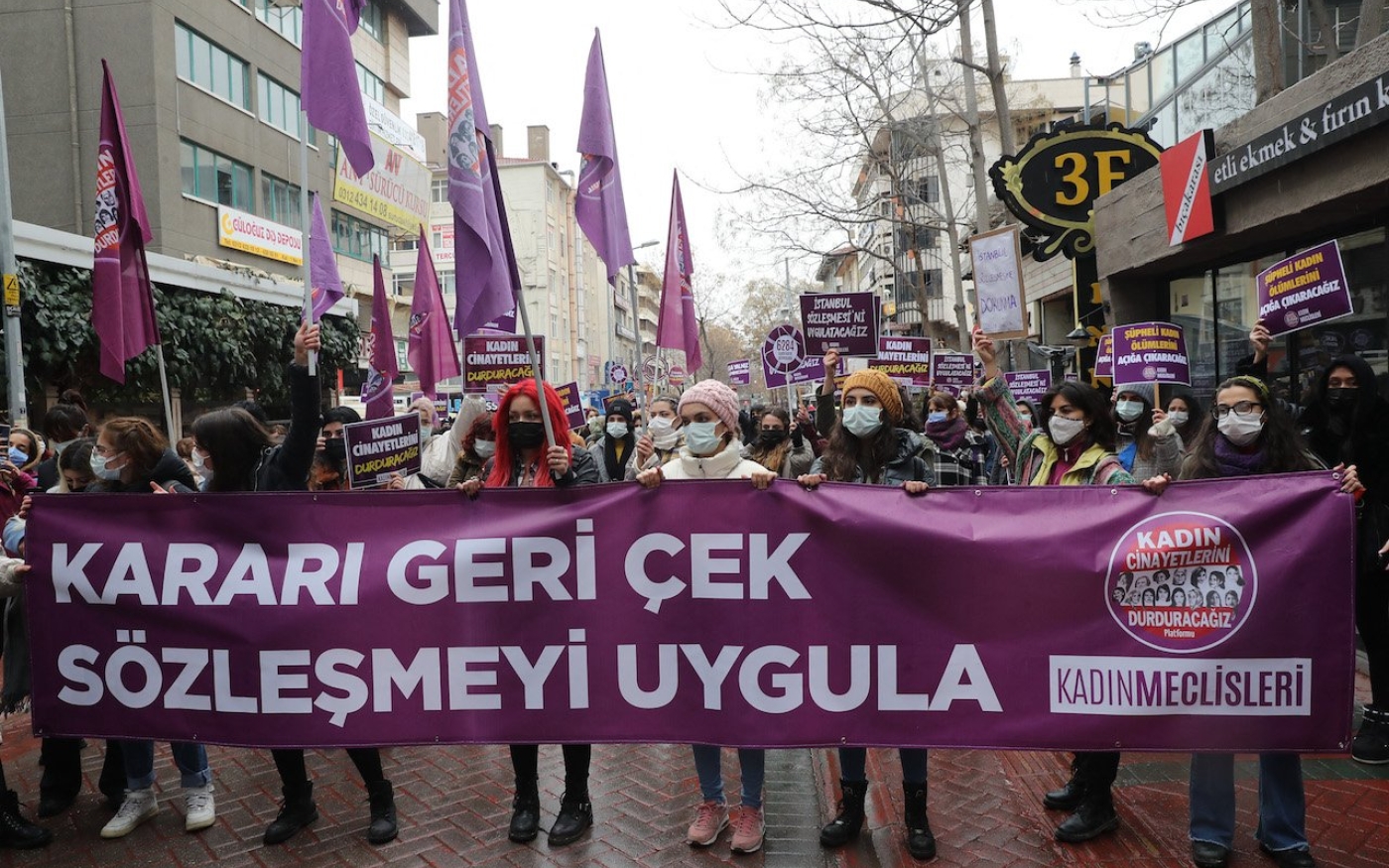 Des manifestantes brandissent une bannière sur laquelle on peut lire « Retirez le décret et respectez la Convention d’Istanbul » pendant une manifestation à Ankara, le 20 mars 2021 (AFP)