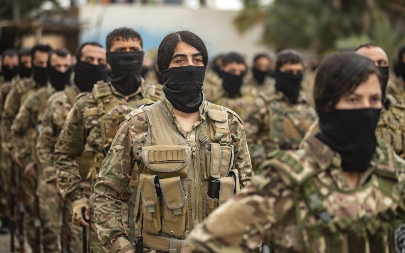 Des combattants des Forces démocratiques syriennes dans le gisement pétrolier d’al-Omar protégé par les États-Unis dans la province orientale de Deir ez-Zor, le 23 mars 2021 (AFP)