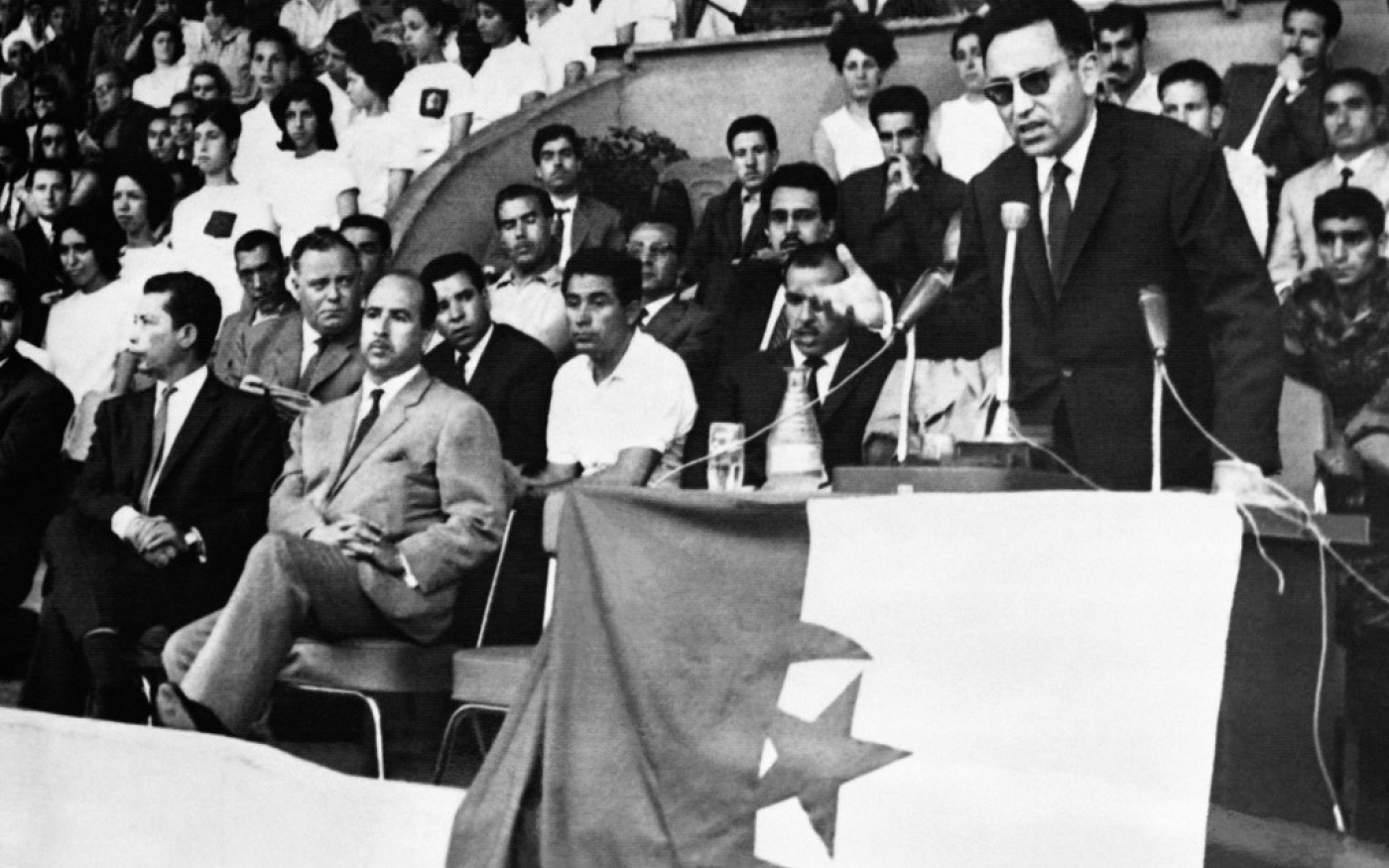 Le président du Gouvernement provisoire de la république algérienne, Benyoucef Ben Khedda, prend la parole à Alger le 10 juillet 1962 (AFP)