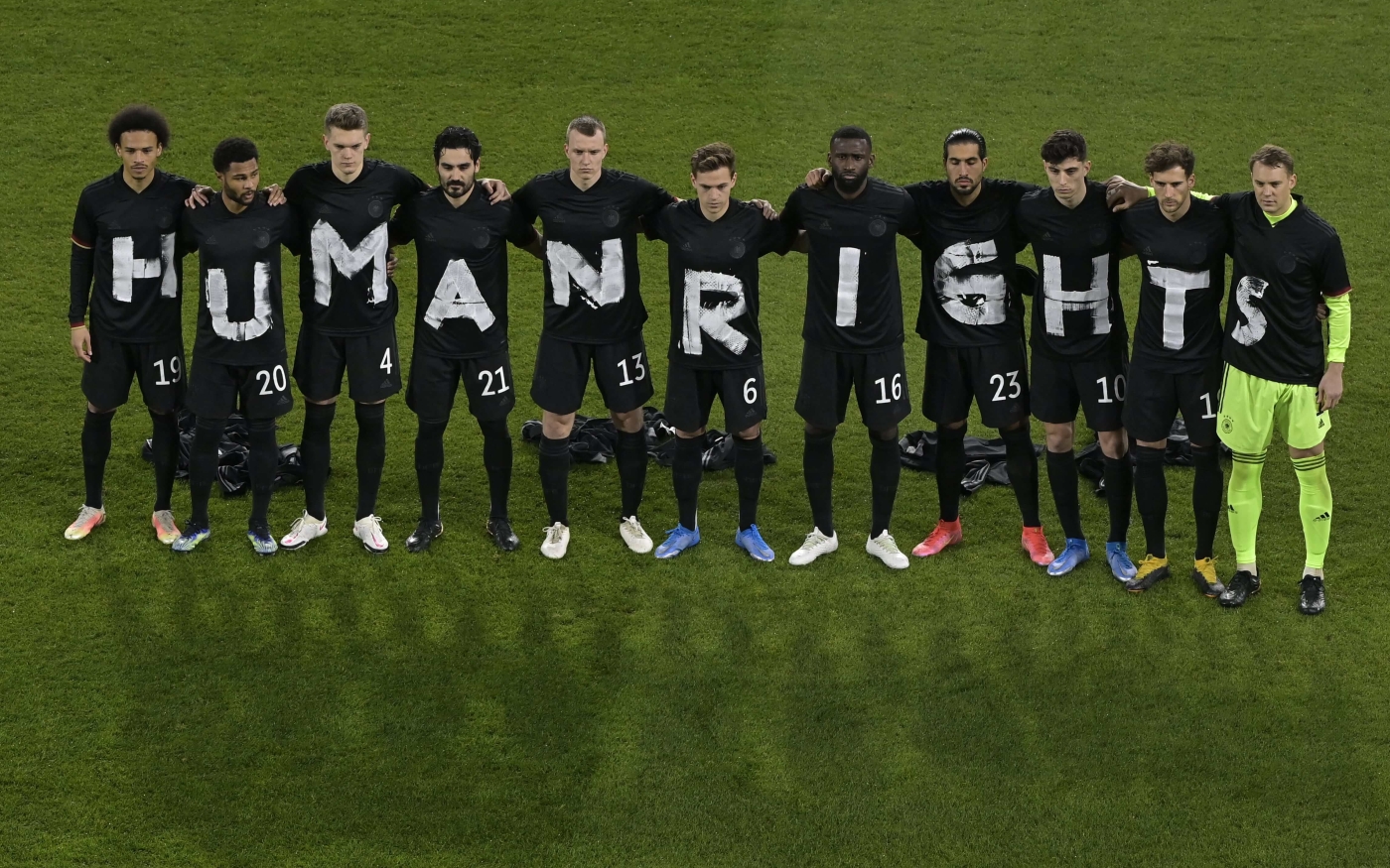 L’équipe nationale allemande proteste contre les violations des droits de l’homme au Qatar avant son match de qualification pour la Coupe du monde contre l’Islande (AFP)