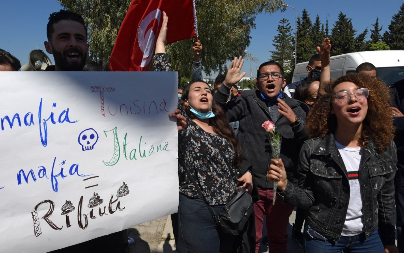Des militants tunisiens manifestent devant l’ambassade italienne à Tunis pour demander le retour des déchets importés illégalement et stockés à Sousse (AFP/Fethi Belaïd)