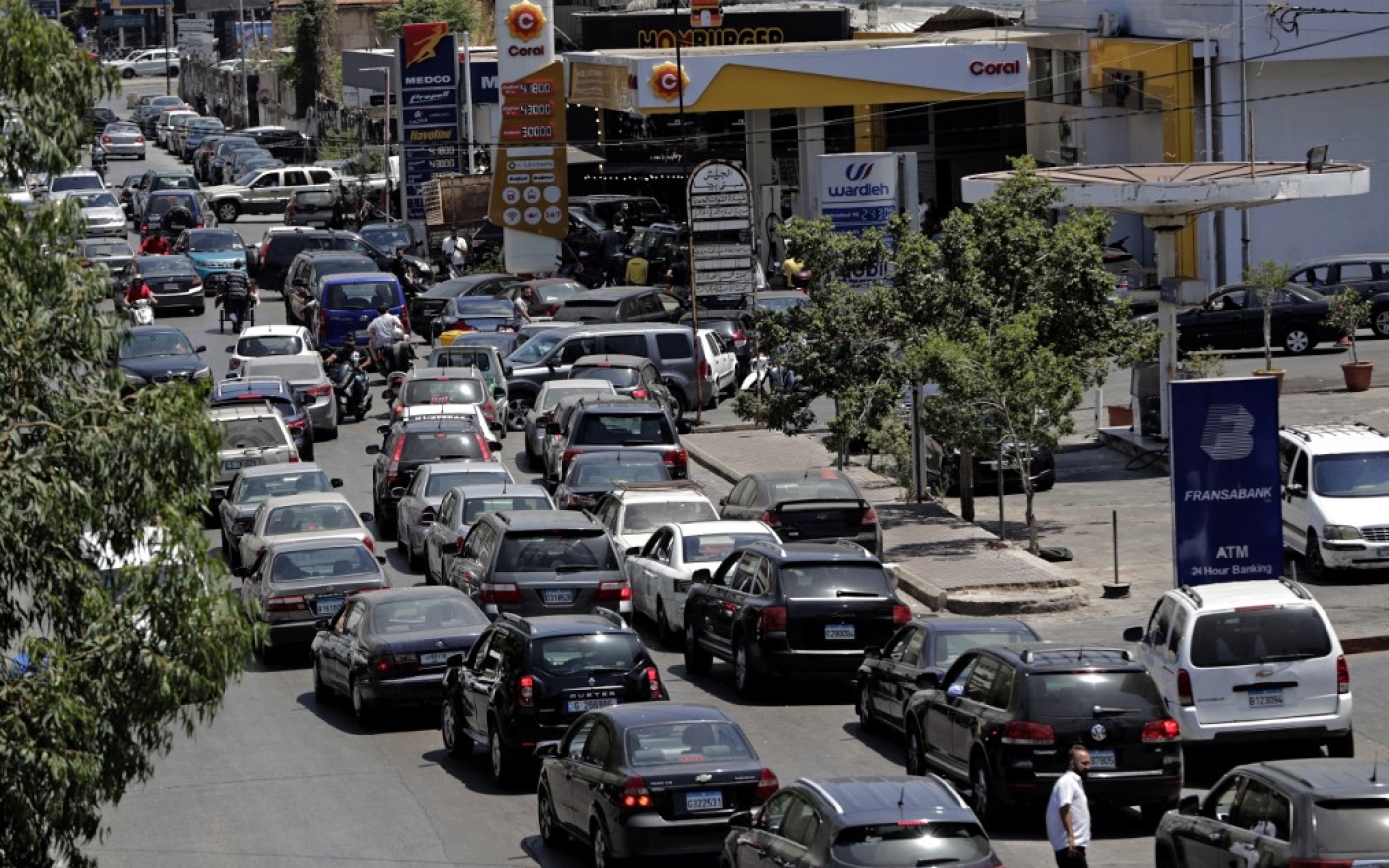 Mettre de l’essence dans sa voiture implique de passer parfois plusieurs heures à attendre à la station-service, comme sur cette photo, prise à Beyrouth, le 11 juin 2021 (AFP/Anwar Amro)