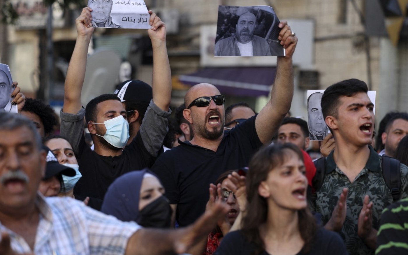 Des Palestiniens manifestent contre la mort de Nizar Banat à Ramallah, le 27 juin 2021 (AFP/Abbas Momani)