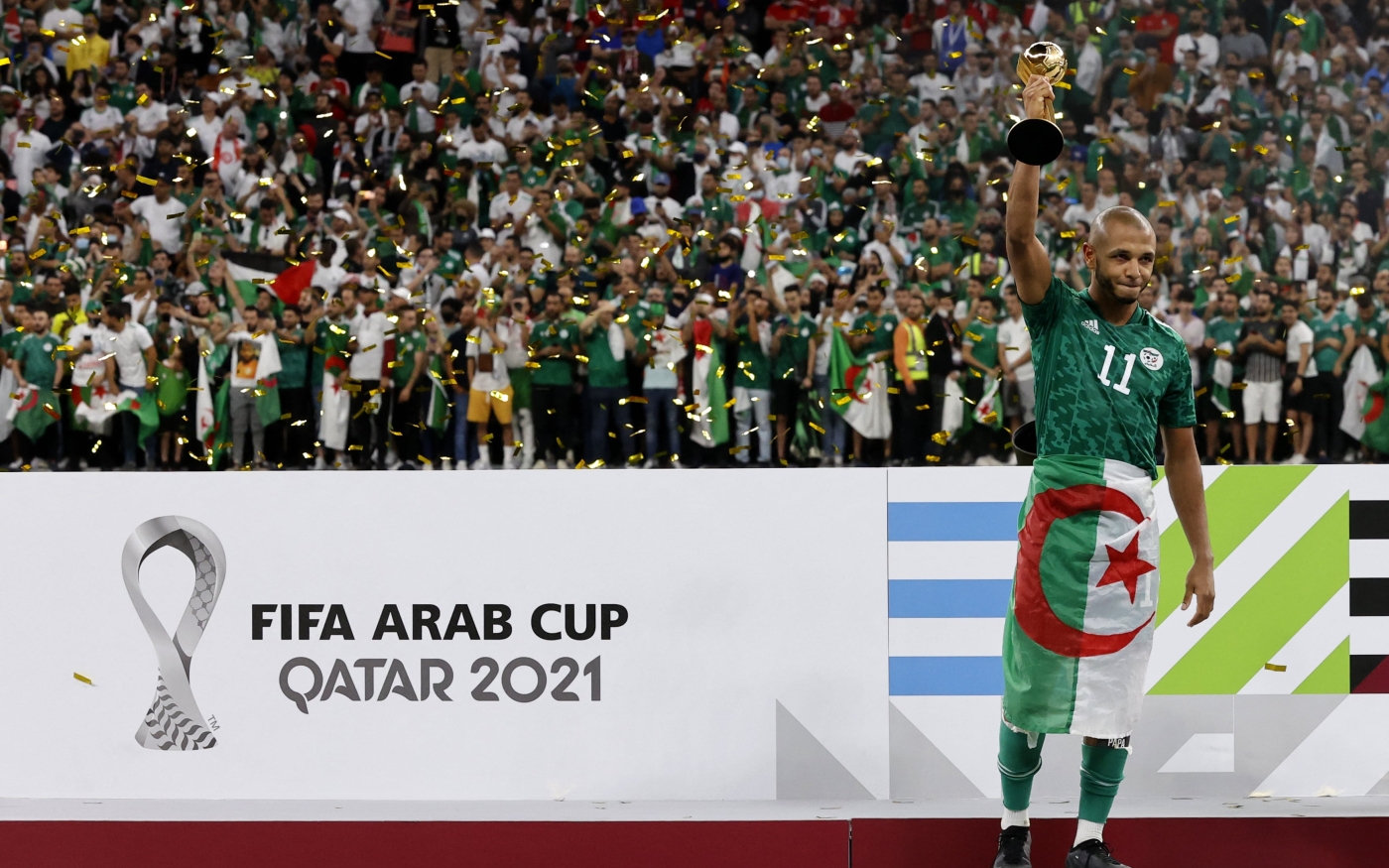 L’attaquant algérien Yacine Brahimi soulève le trophée du meilleur joueur de la Coupe arabe de la FIFA 2021 (AFP)