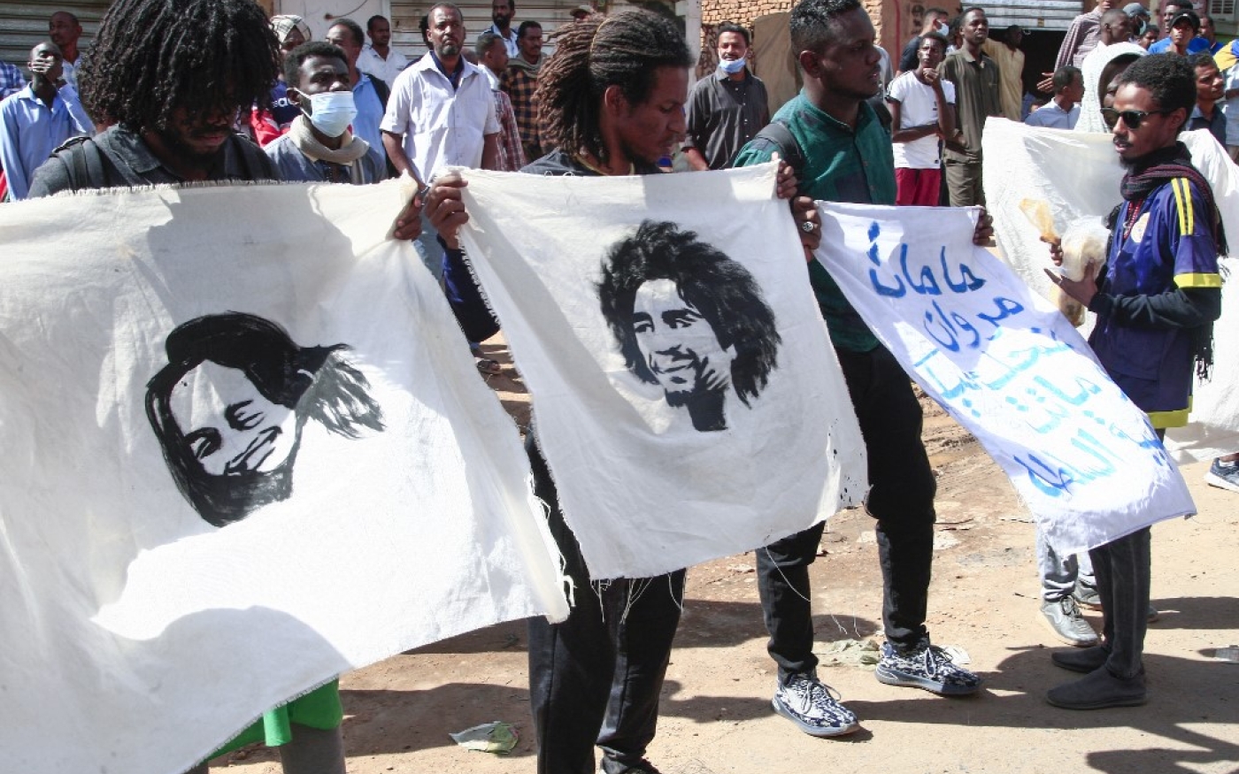 de Soudanais ont malgré tout répondu à la mi-journée à l’appel des militants à manifester « en mémoire des martyrs » (AFP)