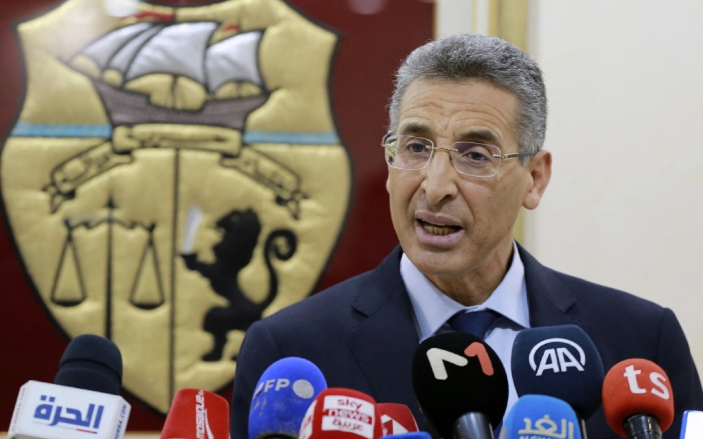 Le ministre tunisien de l’Intérieur, Taoufik Charfeddine, donne une conférence de presse lundi 3 janvier au sujet du dossier Bhiri (AFP/Fethi Belaïd)