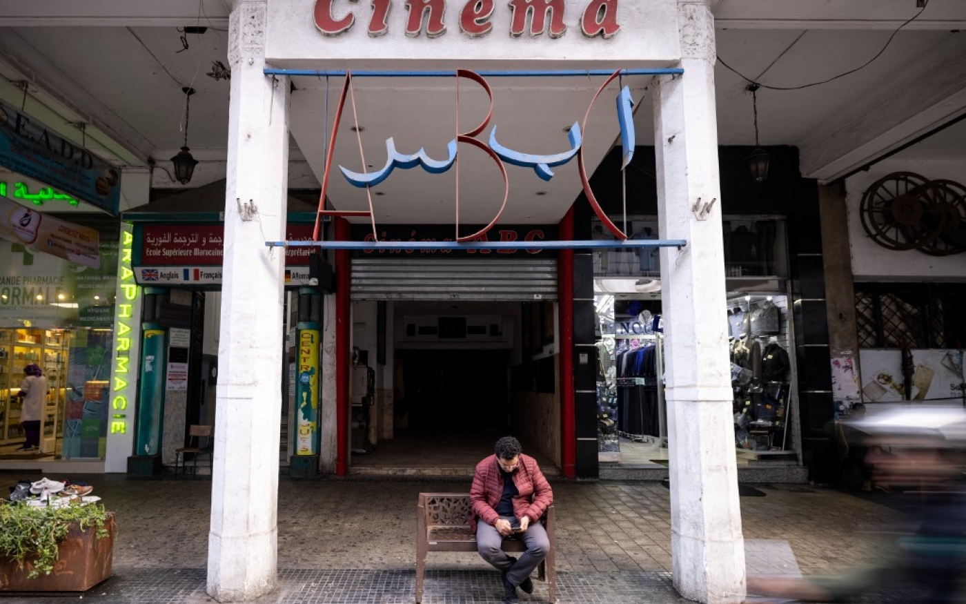 Un homme est assis devant le cinéma ABC, à Casablanca, le 24 janvier 2022 (AFP/Fadel Senna)