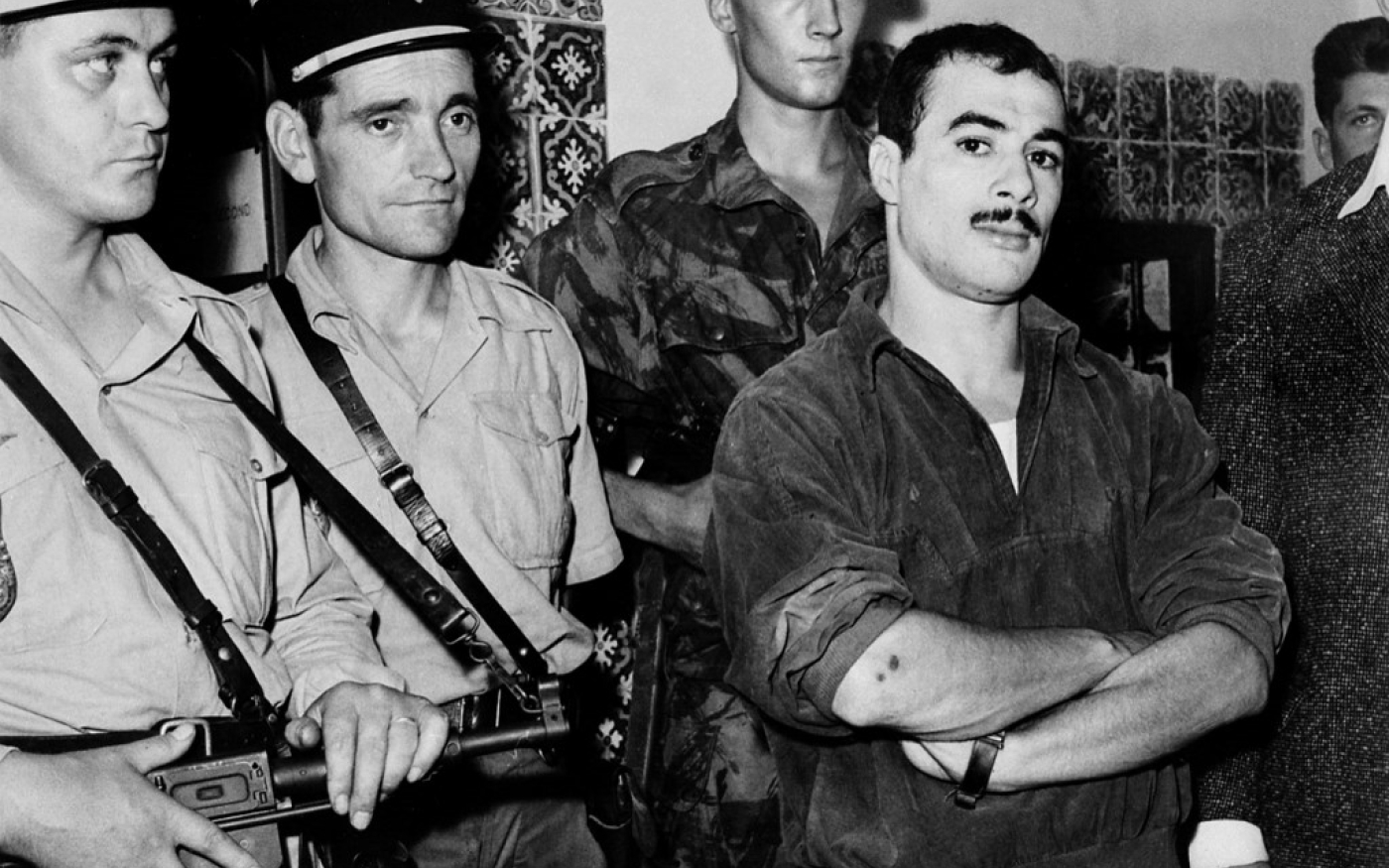 Yacef Saadi, chef militaire des réseaux FLN de la zone autonome d’Alger, est arrêté en même temps que son adjointe Zohra Drif, le 24 septembre 1957 dans une cache de la Casbah (AFP)